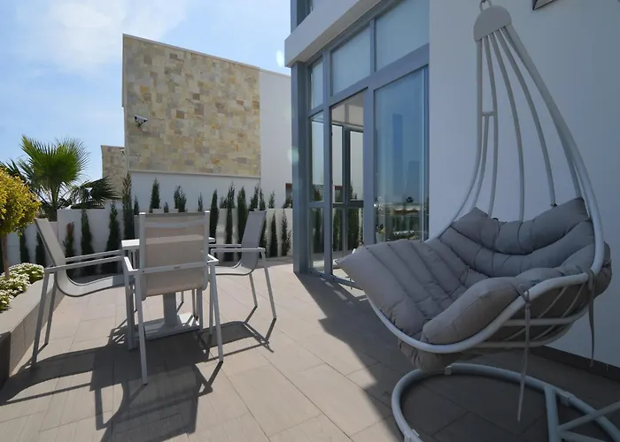 With Garden & Roof Deck Villa *